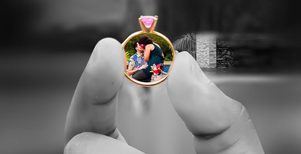 Finger hält Fotoschmuck Personalisierte Geschenke
